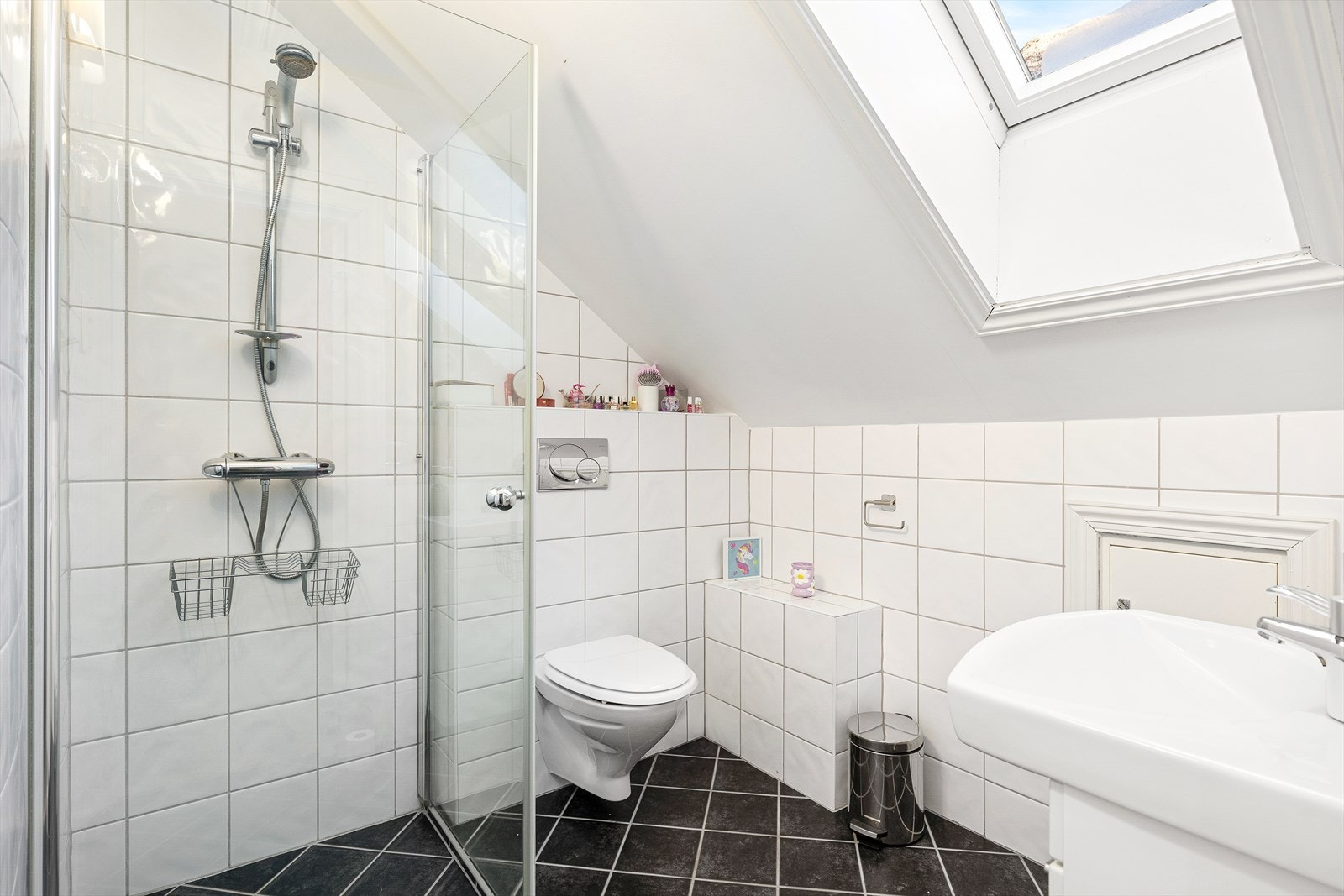 Etasjen byr også på eige bad med fliser på golv og veggar. Rommet blei pussa opp i 2008, og er utstyrt med dusjhjørne, toalett og servant med innreiing. Galleribilde