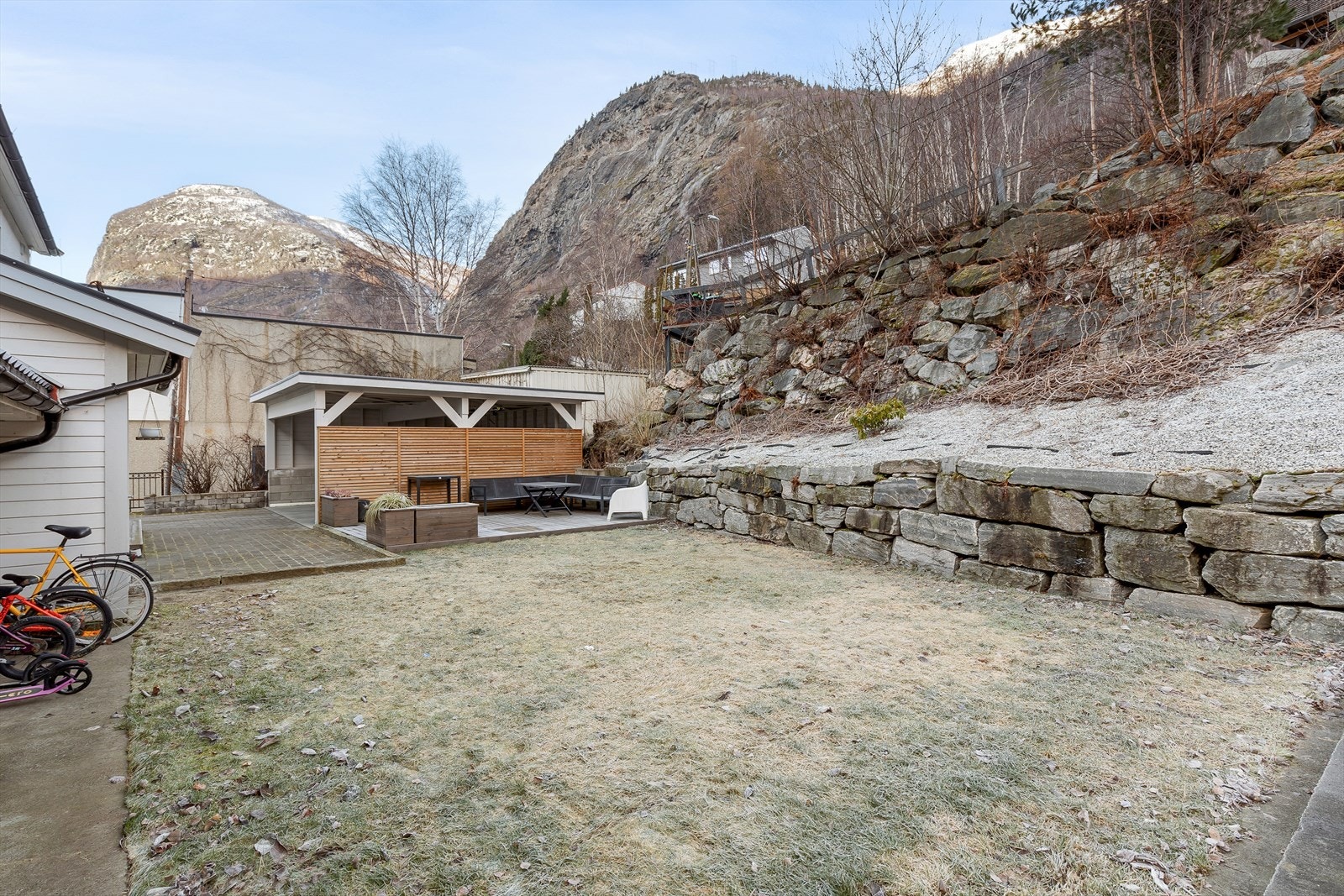 Tomta er fint opparbeida med adskilt terrasse og romsleg grøntareal. Hagen er ein perfekt stad for å trekke seg tilbake og finne roen. Galleribilde