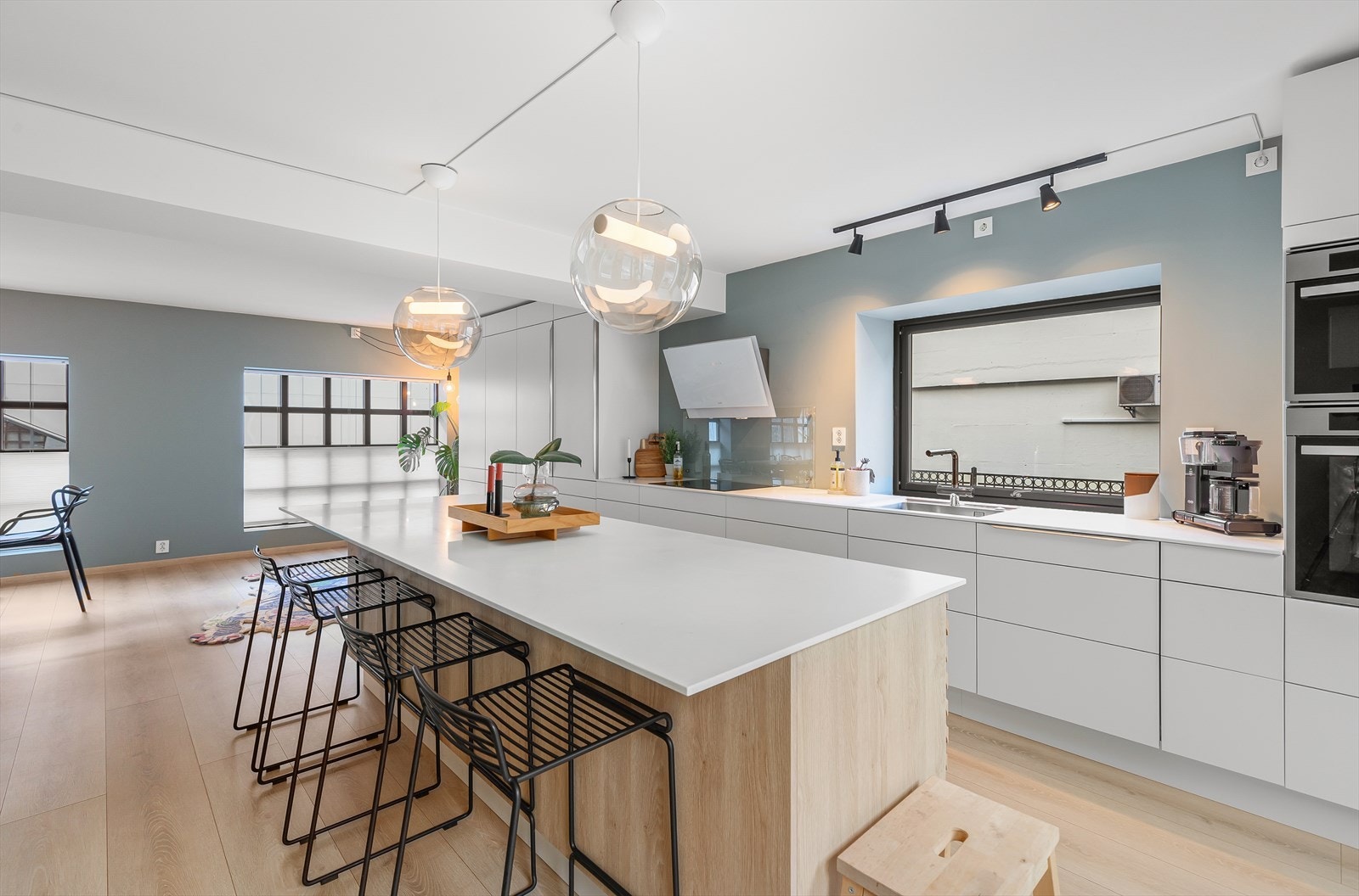 Følgande kvitevarer medfølger i handelen: Kjøleskap, fryseskap, ventilator, platetopp, komfyr og oppvaskmaskin. Galleribilde