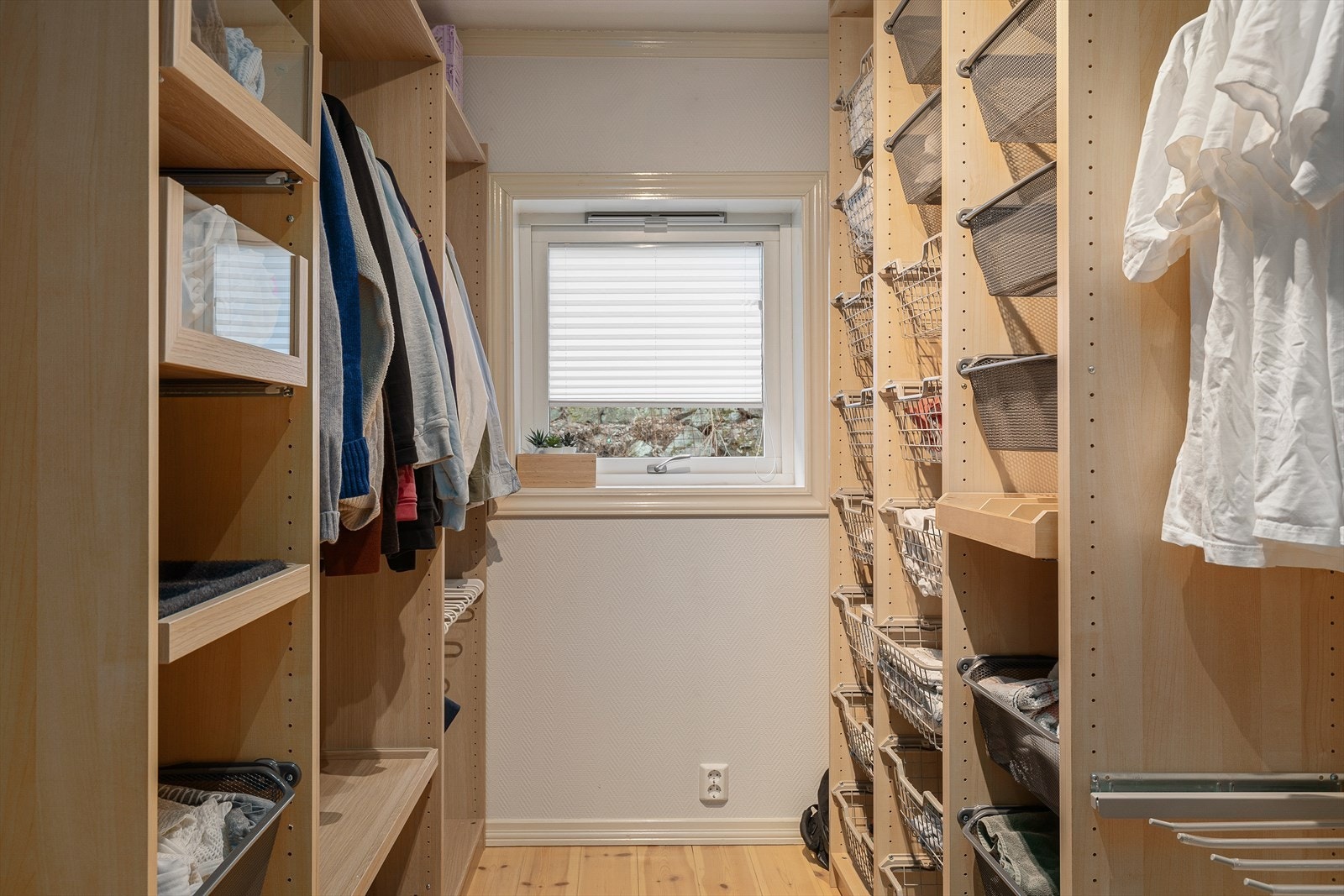 Like ved finn ein også innreda soverom som walk-in garderobe. Galleribilde