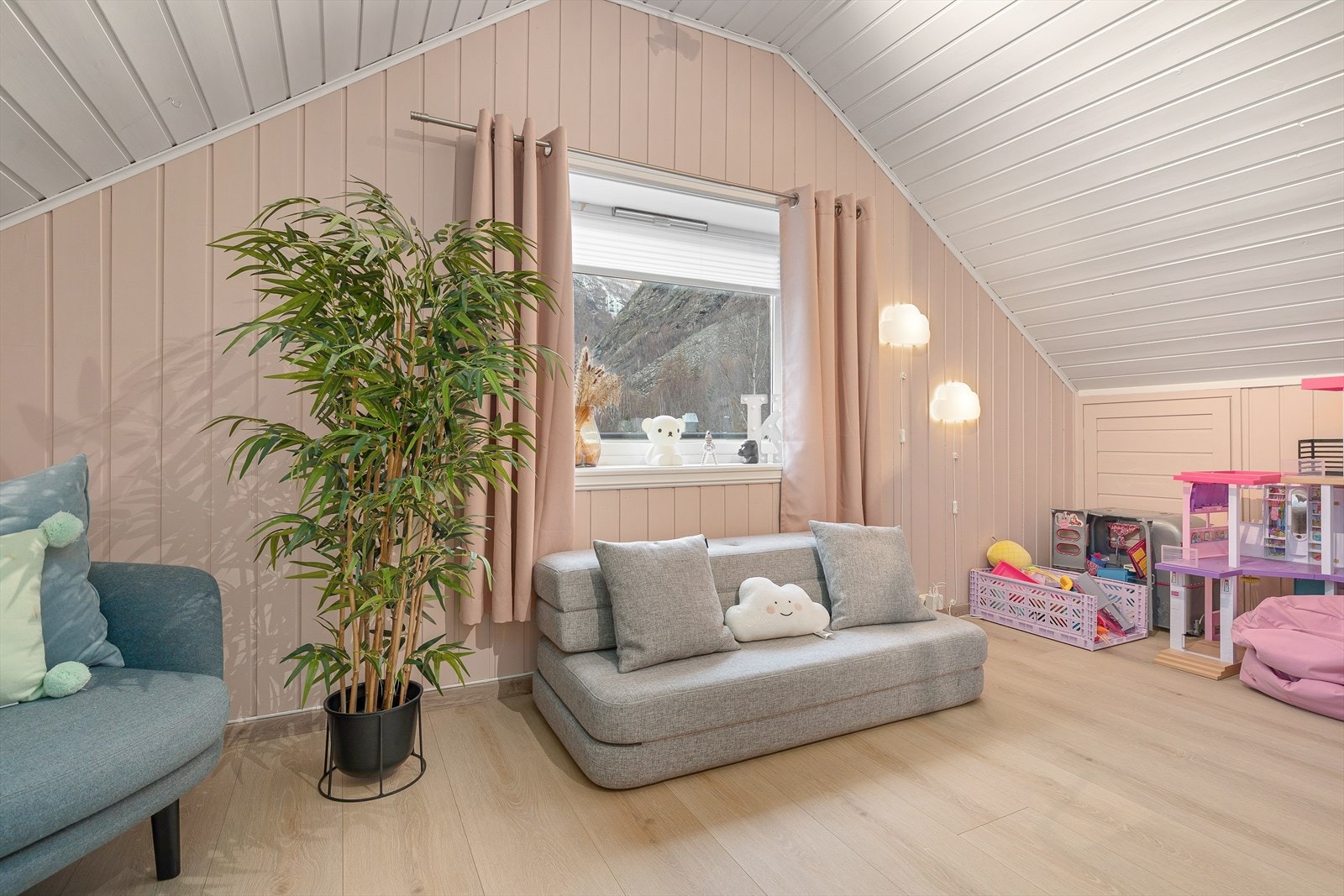 Soverom nr. 2 i øverste etasje med plass til seng, garderobe og ønska møblement. Galleribilde