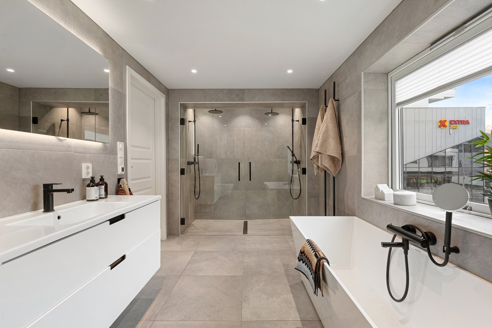 I 2. Etasje finn ein bustaden hovudbad med fliser på golv og veggar, samt varmekabler. Galleribilde