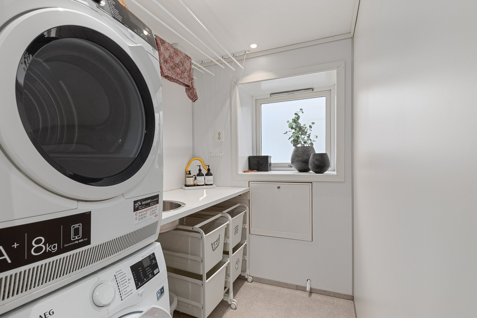 Vaskerom pussa opp i 2018 utstyrt med opplegg for vaskemaskin, plass til tørketrommel og diskeplass. Galleribilde