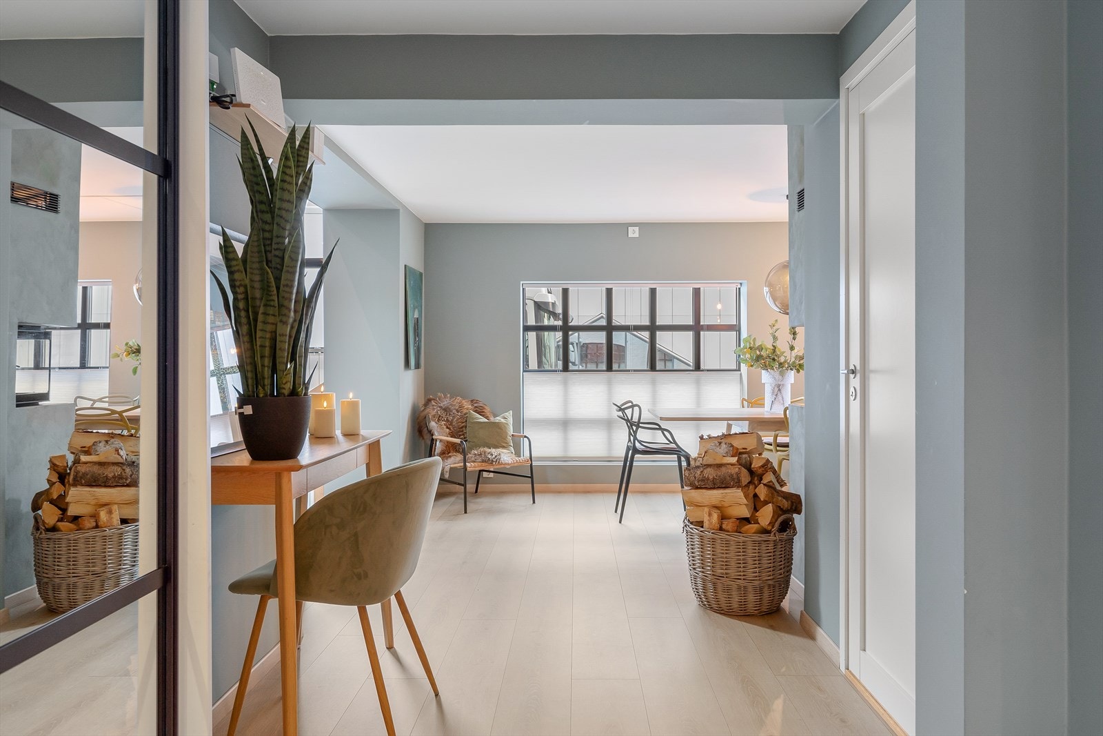 Bustaden har ein romsleg gang med fliser og varmekabler i golv. Det er godt med oppbevaringsplass og moglegheiter til å henge frå seg yttertøy i skyvedørsgarderobe. Galleribilde