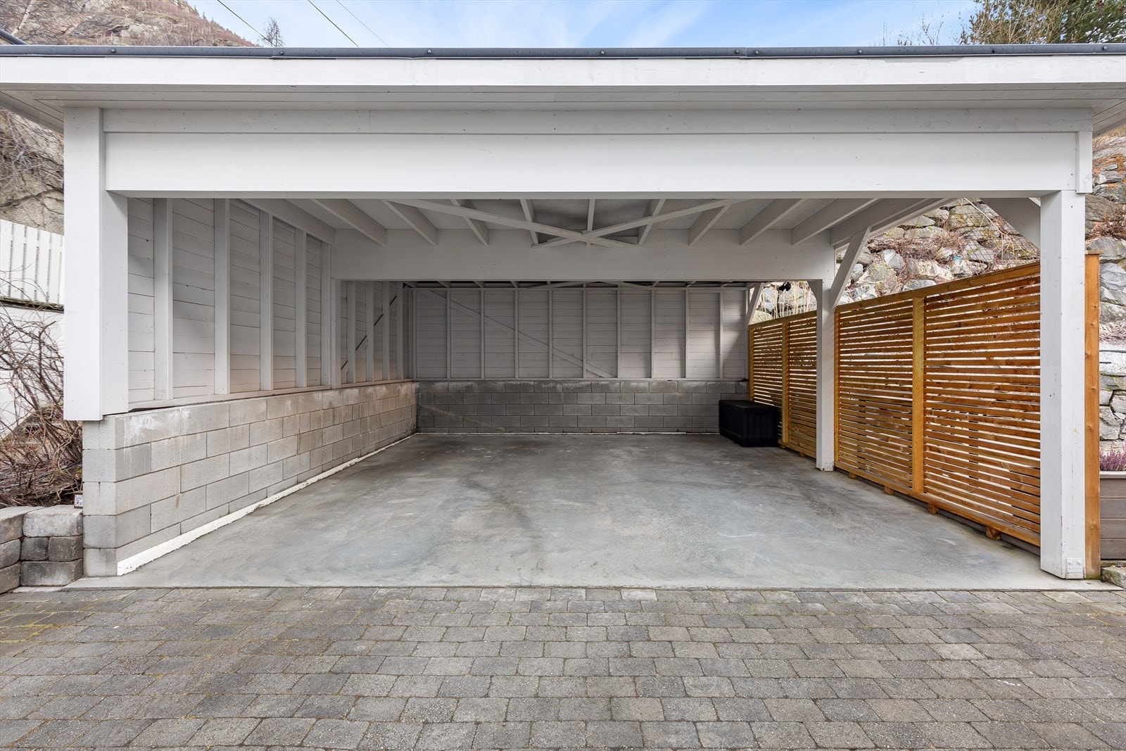 Bustaden har tilhøyrande carport på totalt 36 kvm, samt biloppstillingsplassar i framkant. Galleribilde