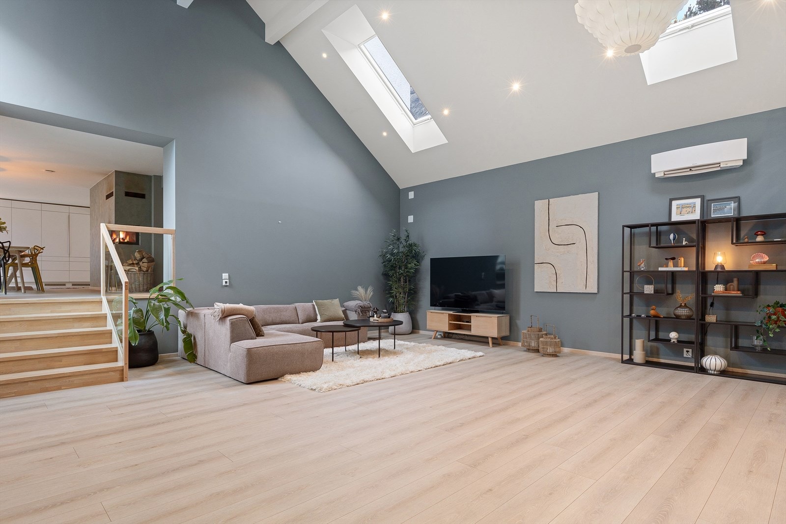 Sofakroken ligg innerst i bustaden med downlights og sitteplass med takvindauge. I stova har ein gjennomgåande fleire vindauge som slepp inn godt med naturleg lys. Galleribilde