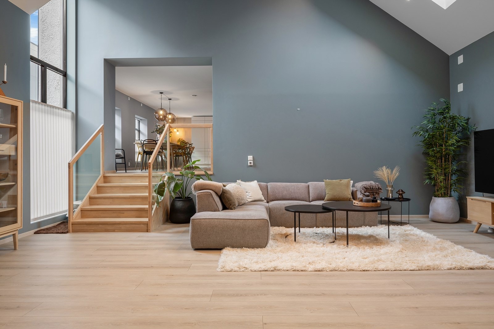 Lukseriøs og luftig følelse når ein bevegar seg ned trappa mot stova - Galleribilde