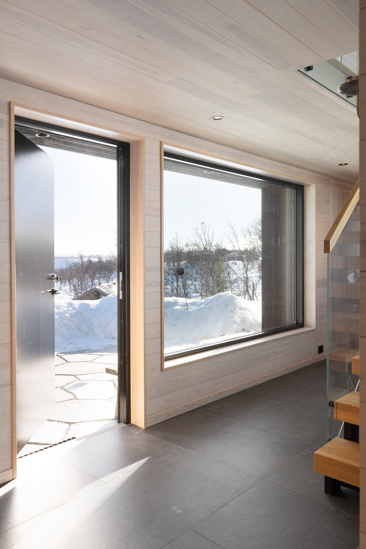 Inngangspartiet, vaskerom og gang er belagt med mørke store fliser. Galleribilde