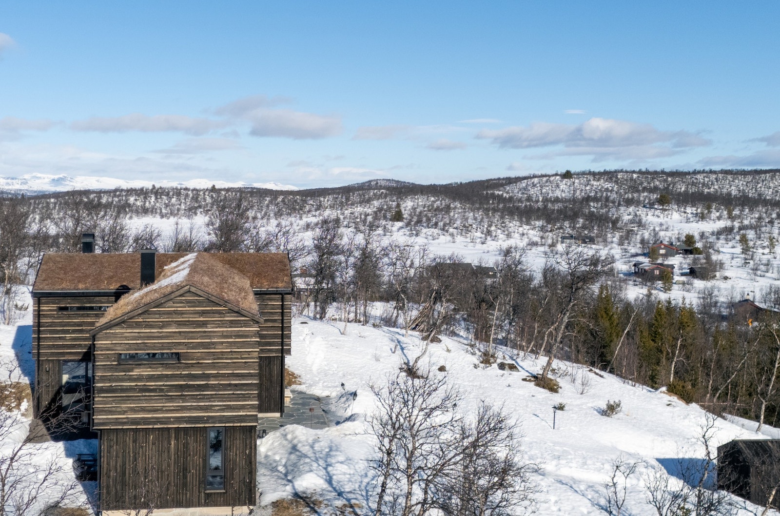 Lunt plassert på en kolle med utsikt i alle himmelretninger Galleribilde