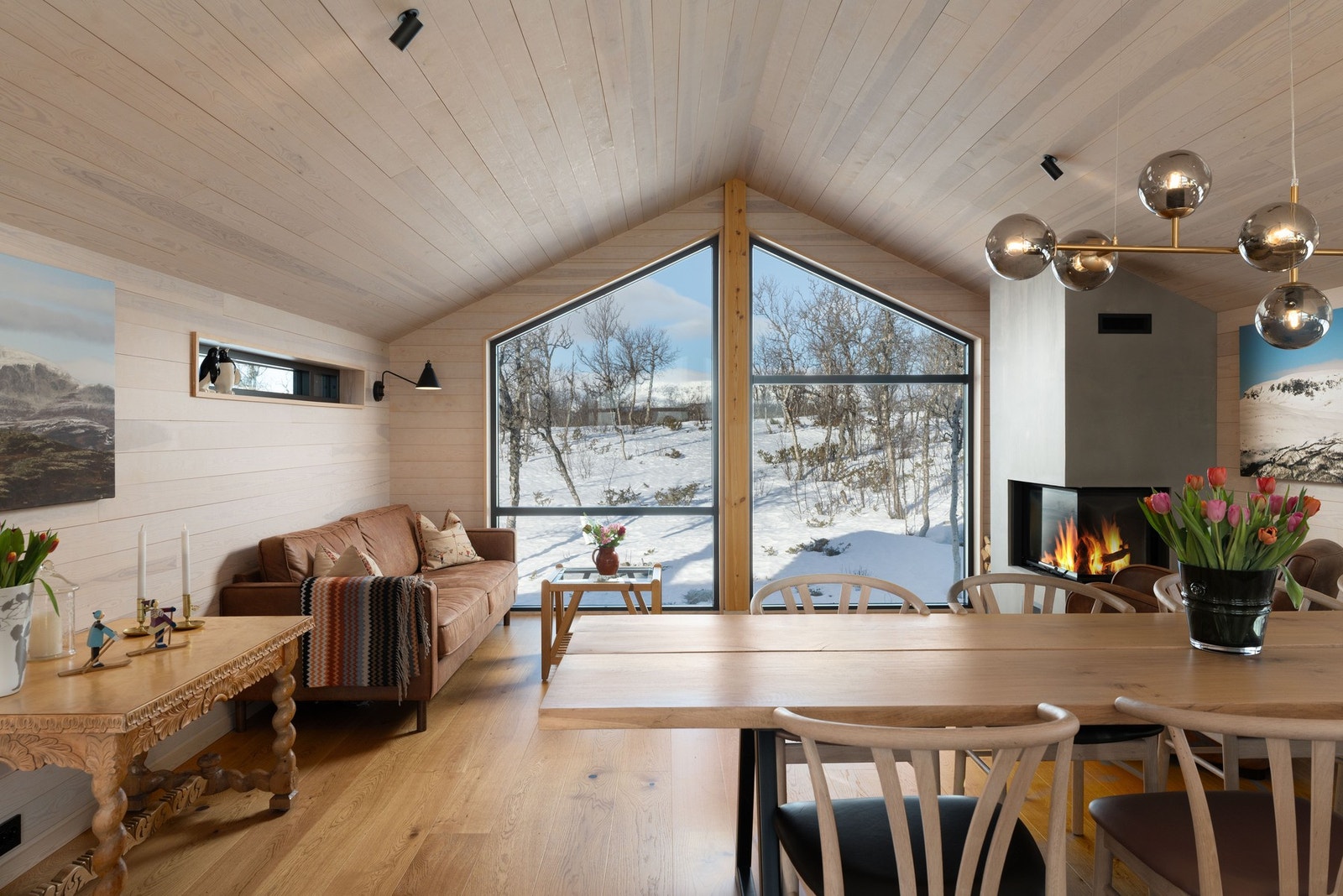 Inne er samtlige vegger og tak dekket av vokset, liggende kvistfri furupanel Galleribilde