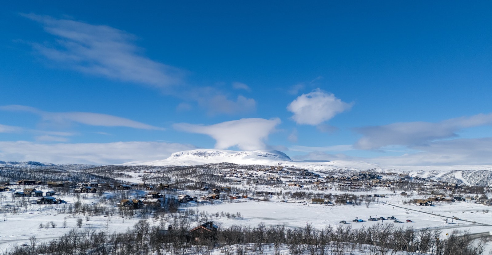 Solhovda ligger høyt med utsikt mot majestetiske Hallingskarvet Galleribilde