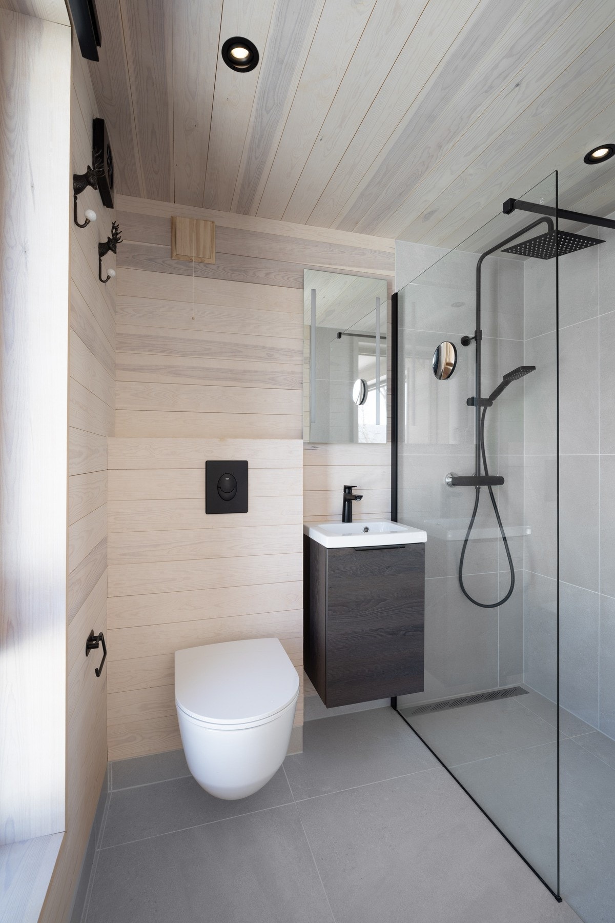 Stilrent bad med lekker dusj Galleribilde