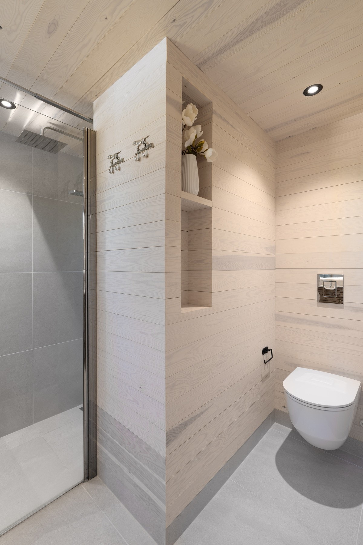 Store, lyse fliser dekker våtromsveggene på badene Galleribilde