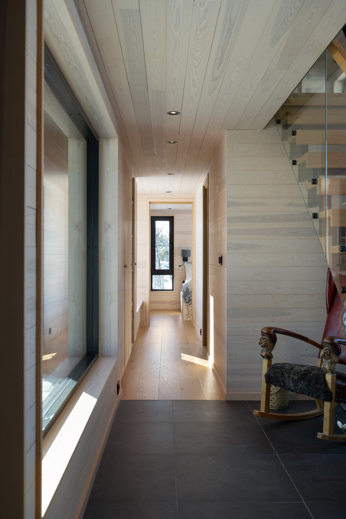 Gulvene har en-stavs parkett, mens inngangspartiet, vaskerom og gang er belagt med mørke store fliser Galleribilde