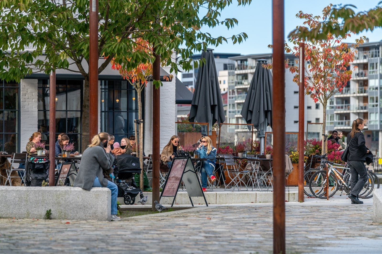 - Damsgård byr på en koselige kaféer og restauranter med både inne og uteservering - Galleribilde