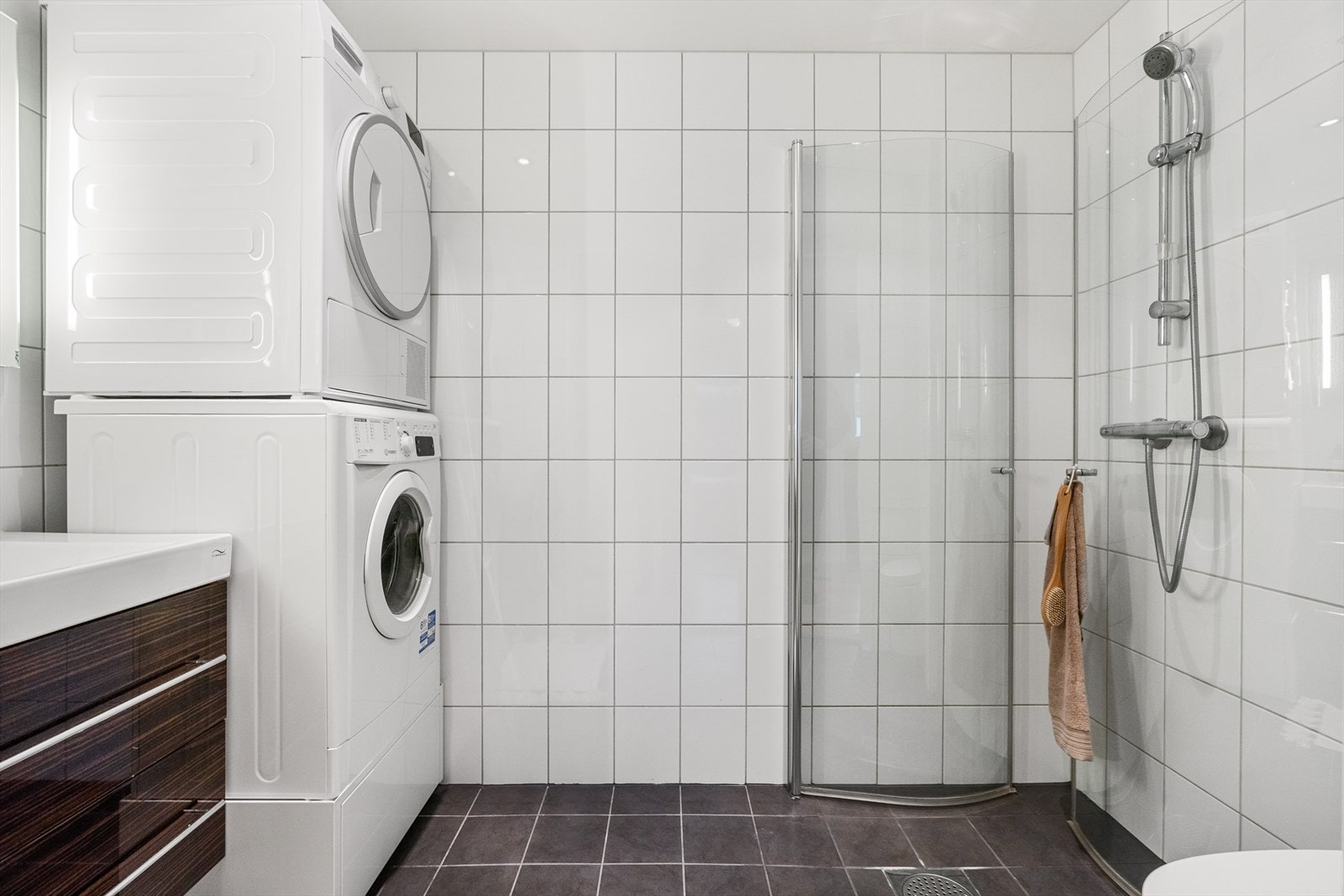 - Rommet inneholder baderomsinnredning med nedfelt servant, dusjhjørne, vegghengt toalett og opplegg for vaskemaskin - Galleribilde