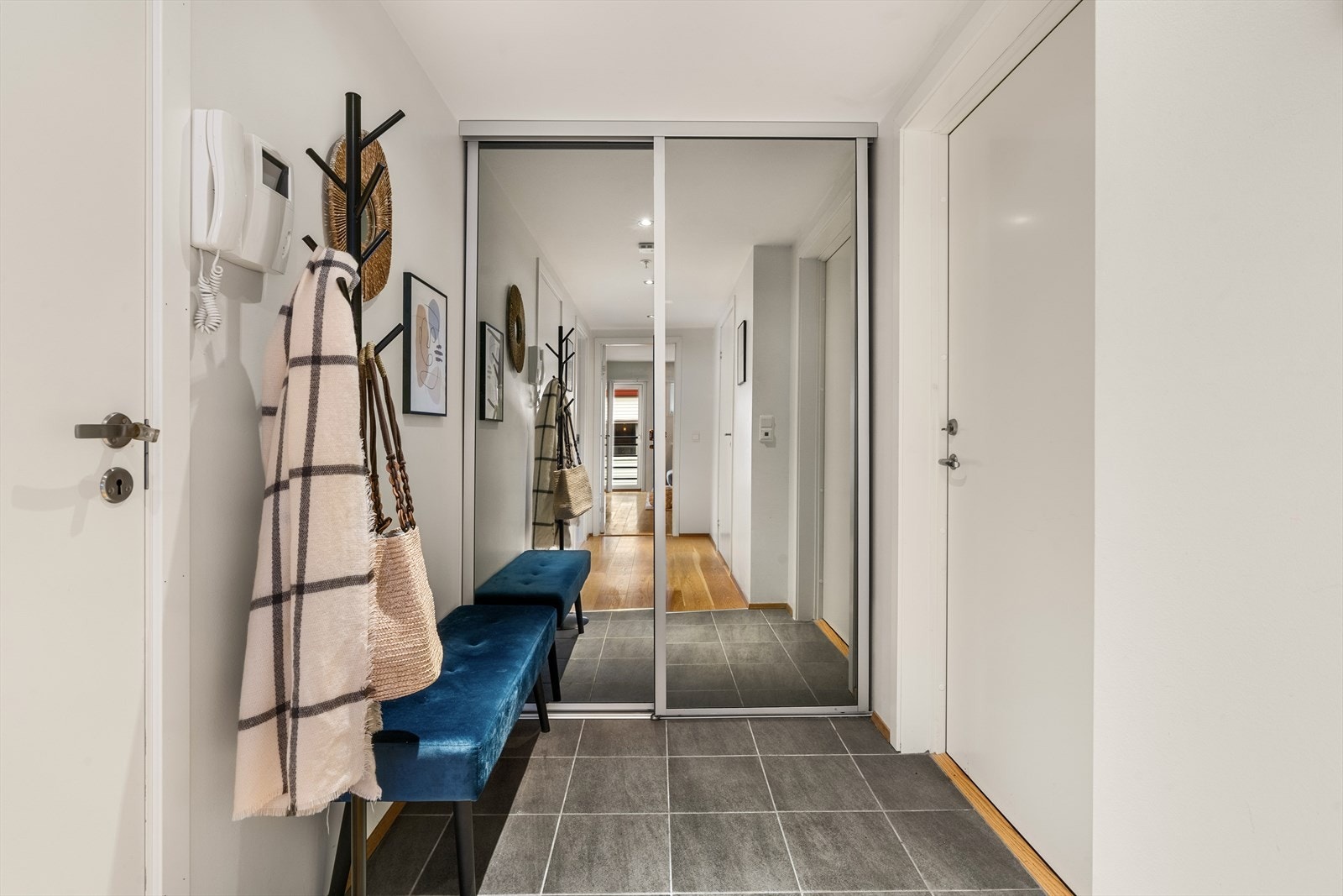 - Entréen har varmekabler i gulvet - Galleribilde