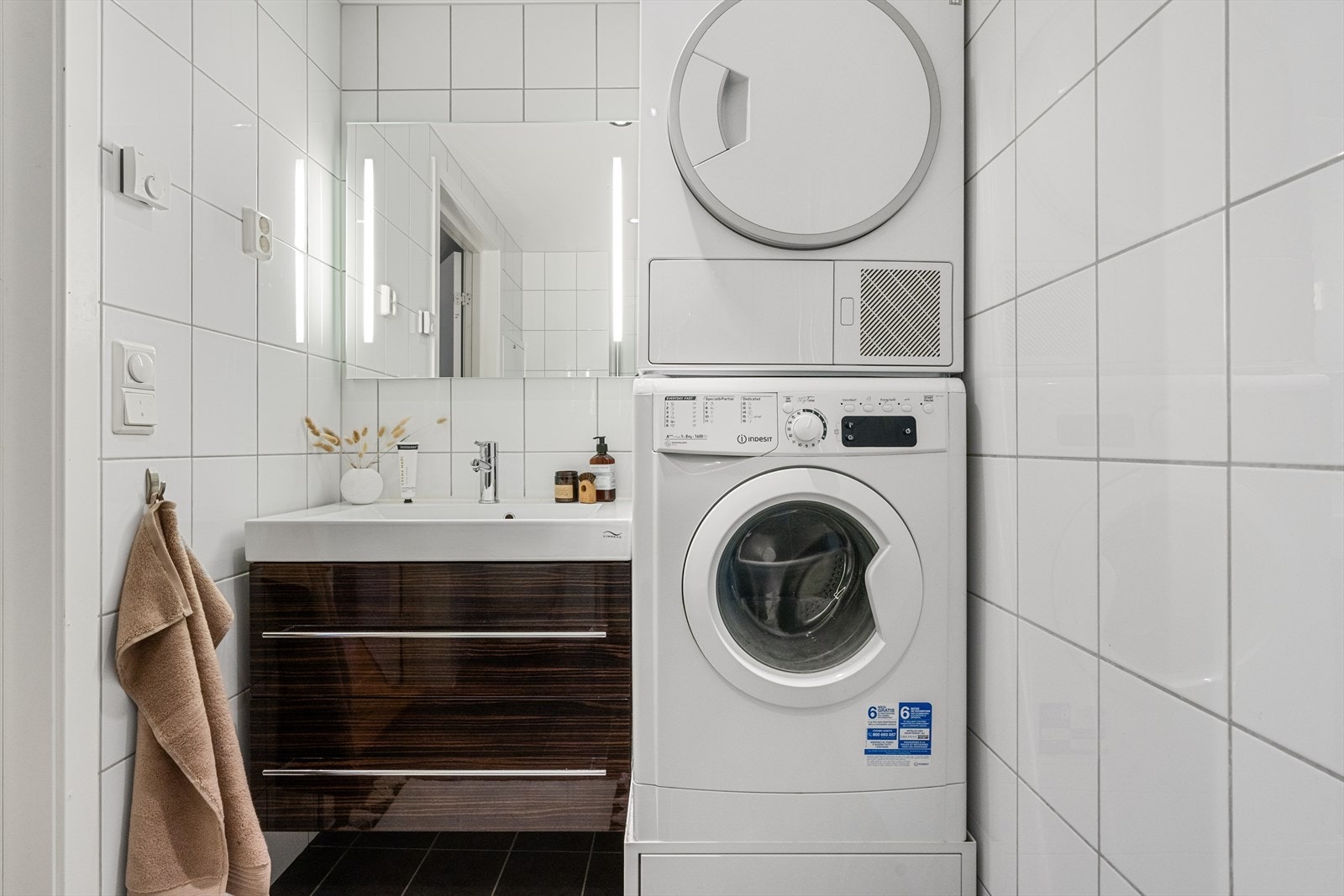 - Lyst helfliset bad med vannbåren varme i gulv - Galleribilde