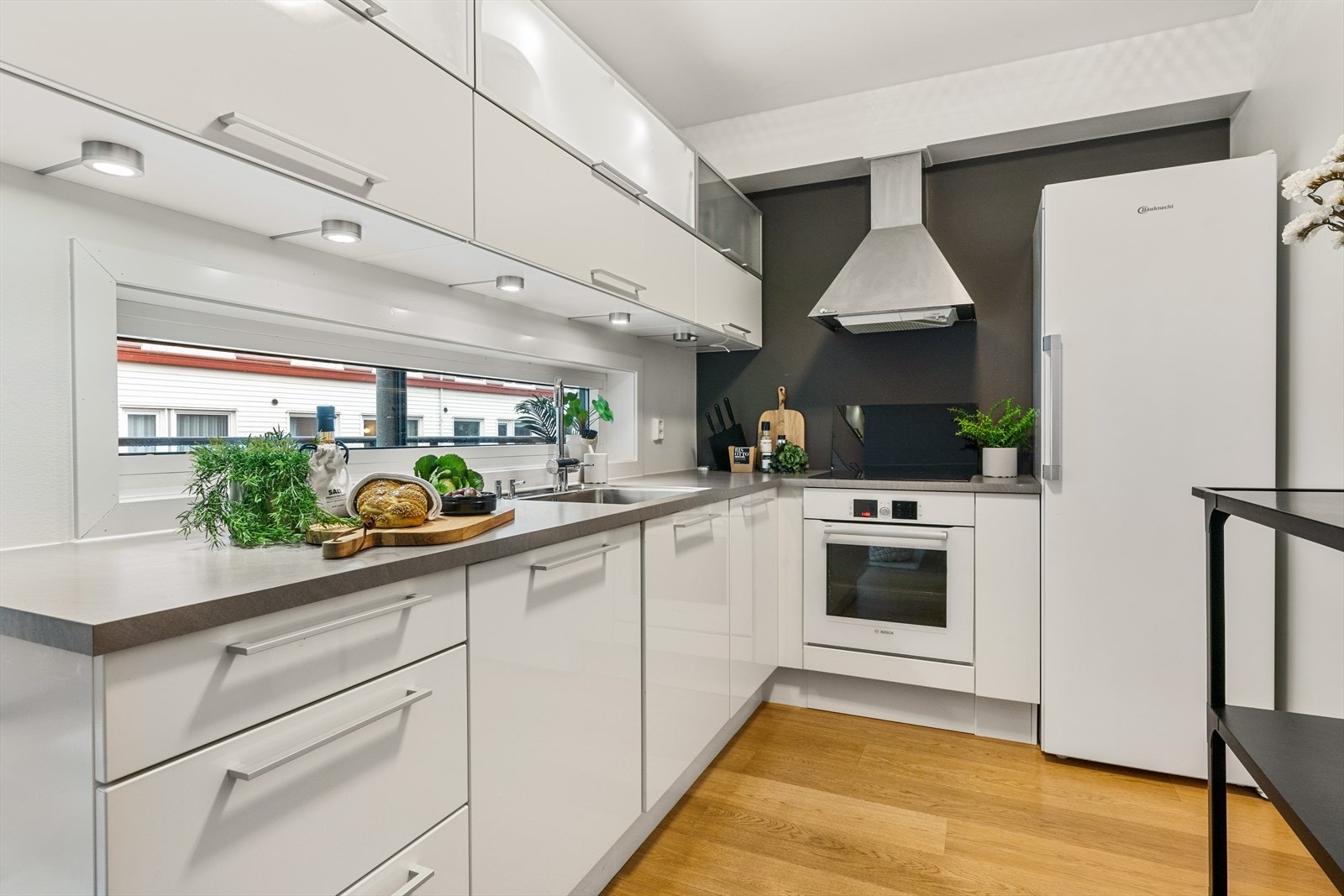 - Kjøkkenet har integrerte hvitevarer som stekeovn, platetopp, oppvaskmaskin og ventilator til glede for nye eiere - Galleribilde