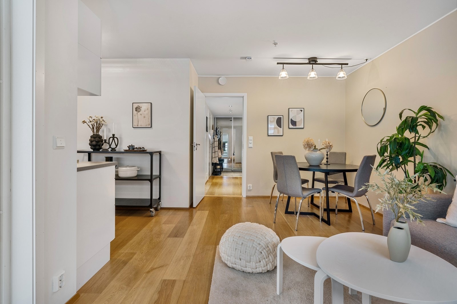 - Gjennomgående lyst 1-stavs parkettgulv - Galleribilde