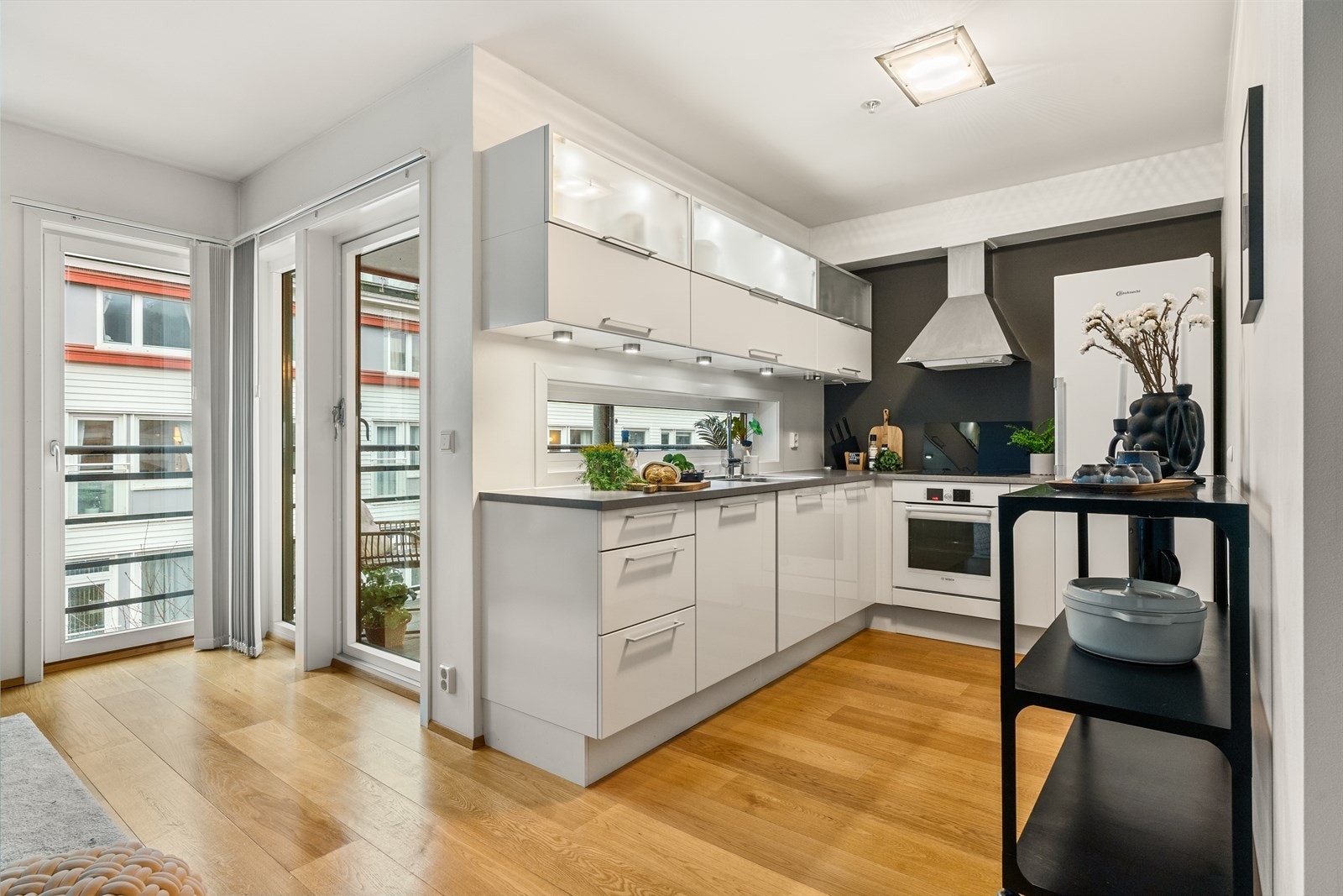 - Leiligheten har oppvarming via vannbåren varme med radiator i stuen - Galleribilde