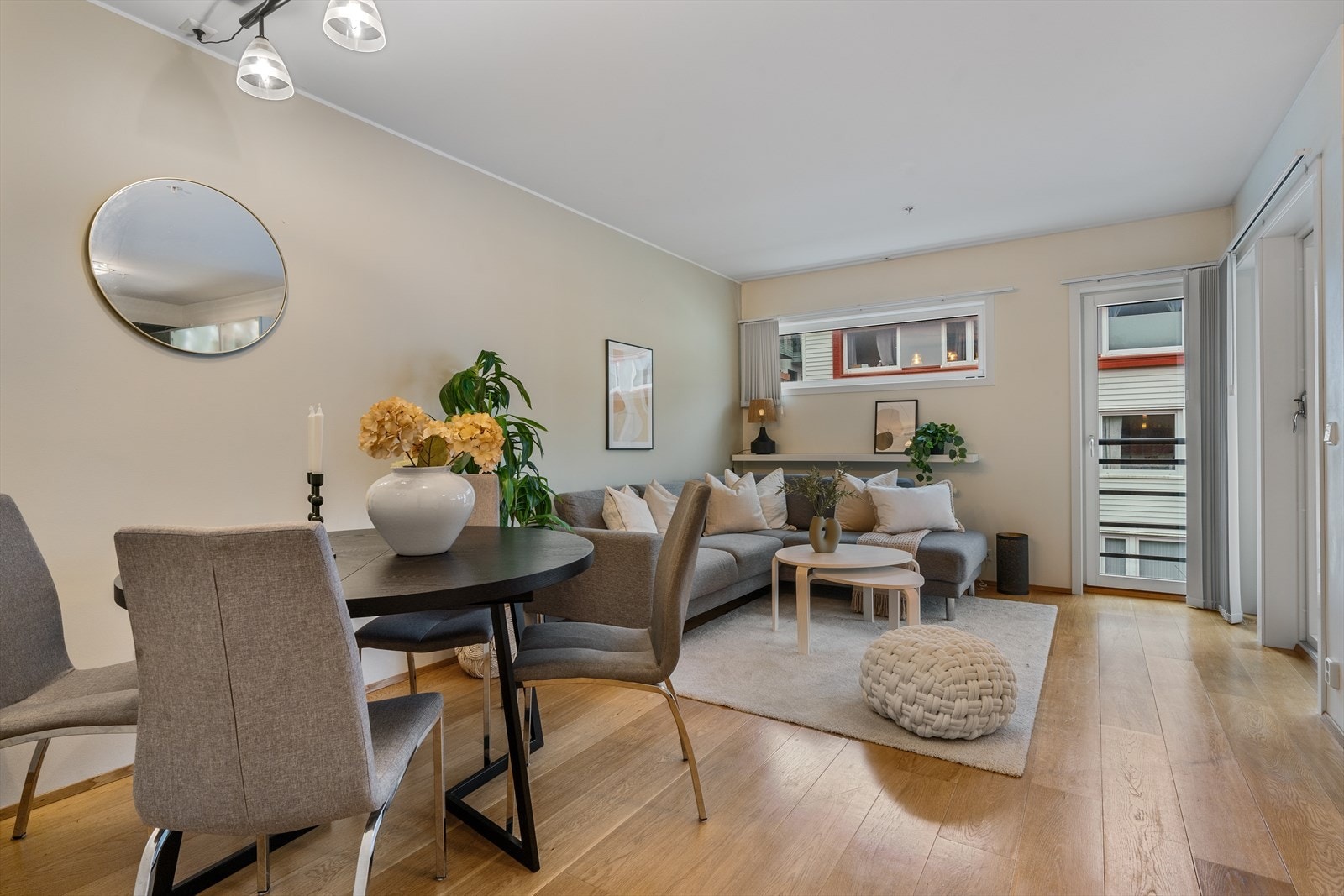 - Stue/kjøkken er av god størrelse og måler 23,1 m² til sammen - Galleribilde