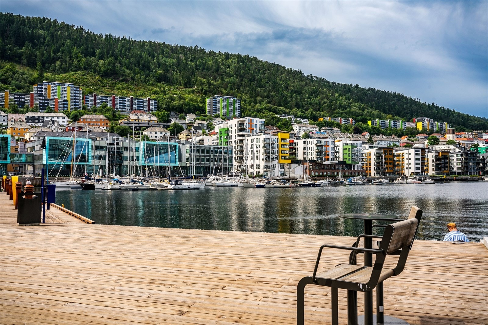 - Her får man både sjø, fjell og sentrum i kort avstand fra leiligheten - Galleribilde