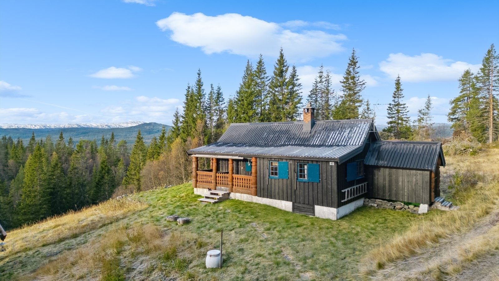 Hytta ligger høyt og fritt - med gode sol- og utsiktsforhold. Galleribilde