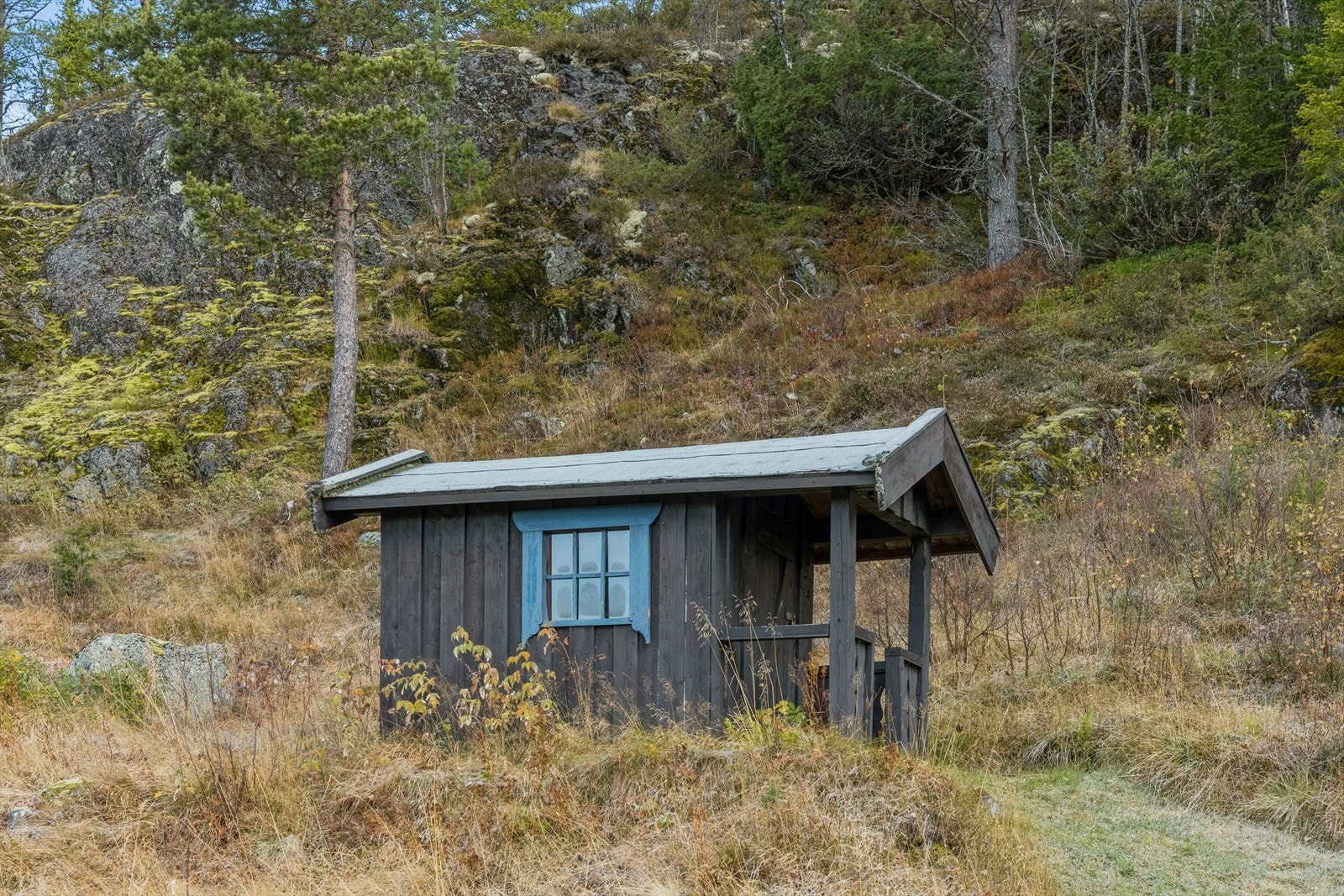 Flere små bygg på eiendommen. Galleribilde