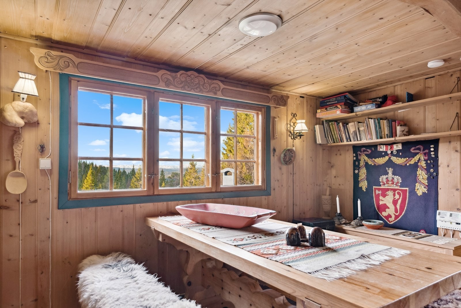 I stuen er det god plass til spisebord. Den vakre utsikten mot fjellkjeden kan nytes både morgen og kveld. Galleribilde