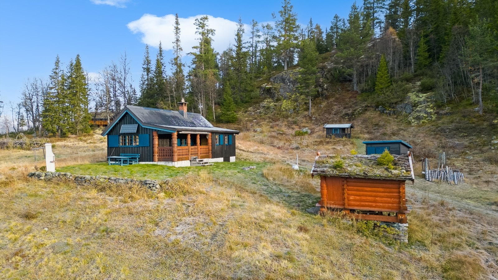 Tomten er av god størrelse, på over 1,2 mål. Det er oppført flere bygg på eiendommen, foruten hytta er det stabbur/anneks innredet med senger og to små bygg. Galleribilde