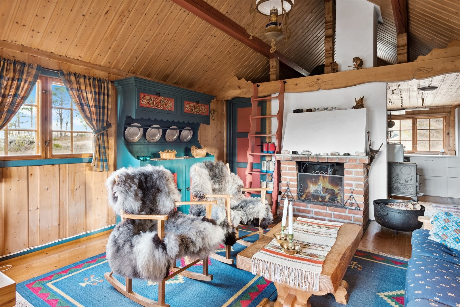 Stuen har god takhøyde og plass til flere møbleringssoner. Herfra er det også adkomst til hems på begge sider. Galleribilde