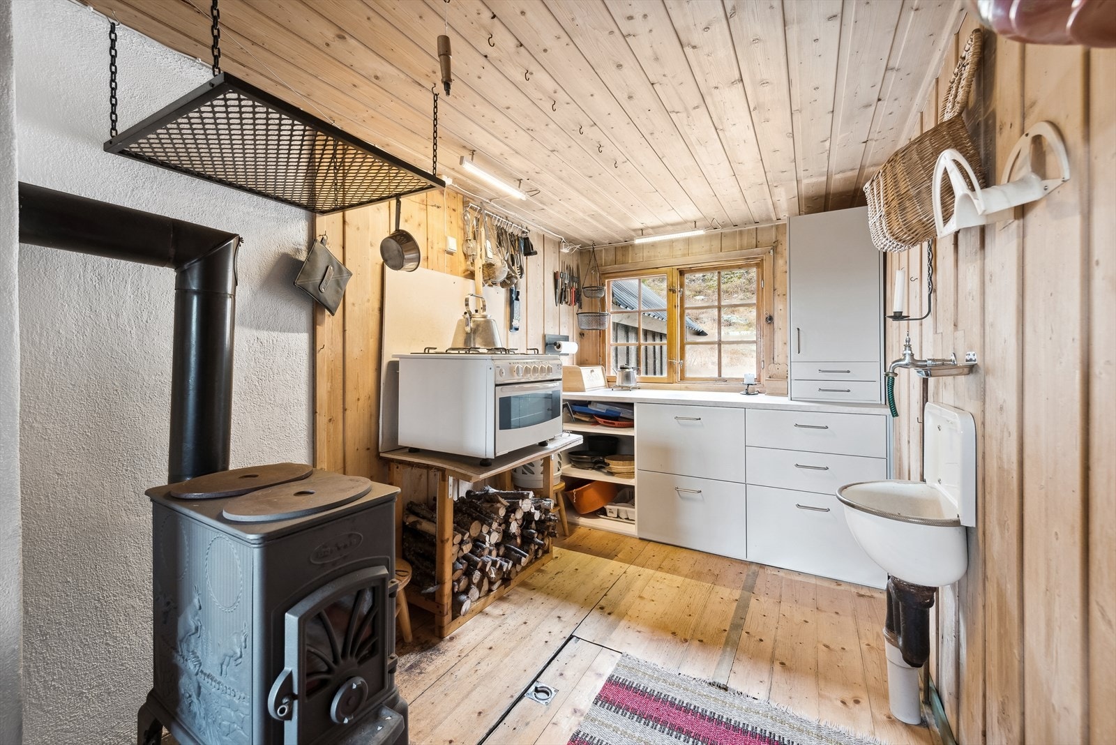 Kjøkkenkroken er ikke stor, men det er plass nok til å lage gode, stemningsfulle måltider her. Galleribilde