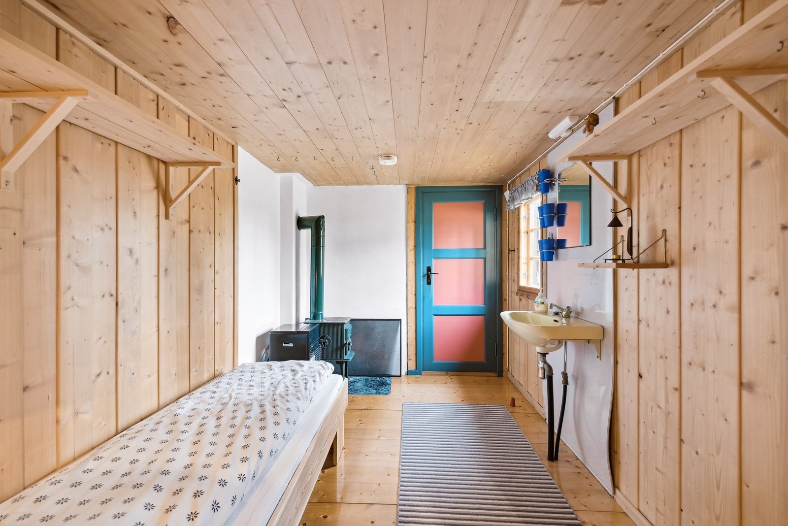 Soverom 1 er i dag innredet med en enkeltseng. Her er det absolutt mulighet for en annen møblering, både med seng og garderobe. Galleribilde