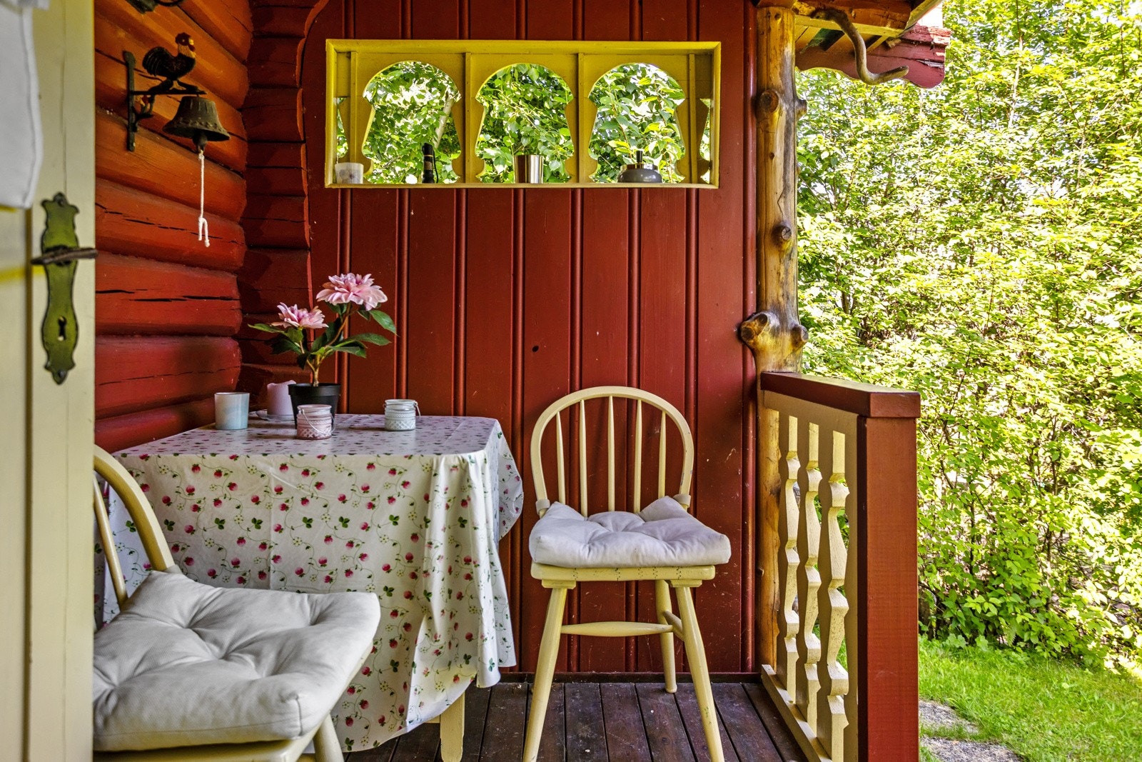 Koselig terrasse ved inngangsparti Galleribilde