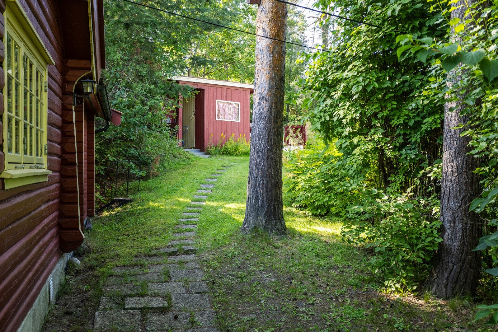 Liten bod ved inngangen til tomten Galleribilde