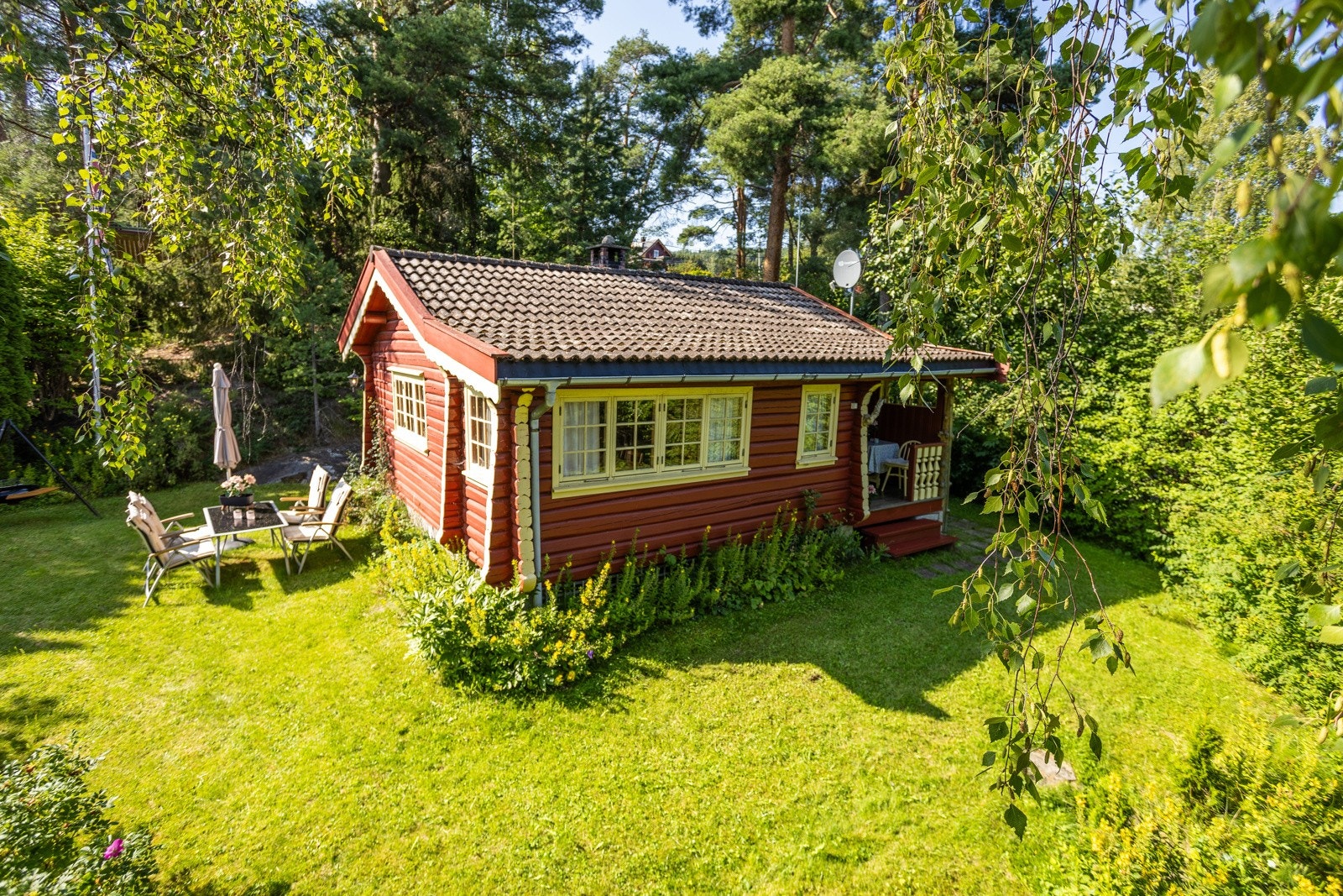 Boltreplass for barn rett utenfor hytta Galleribilde