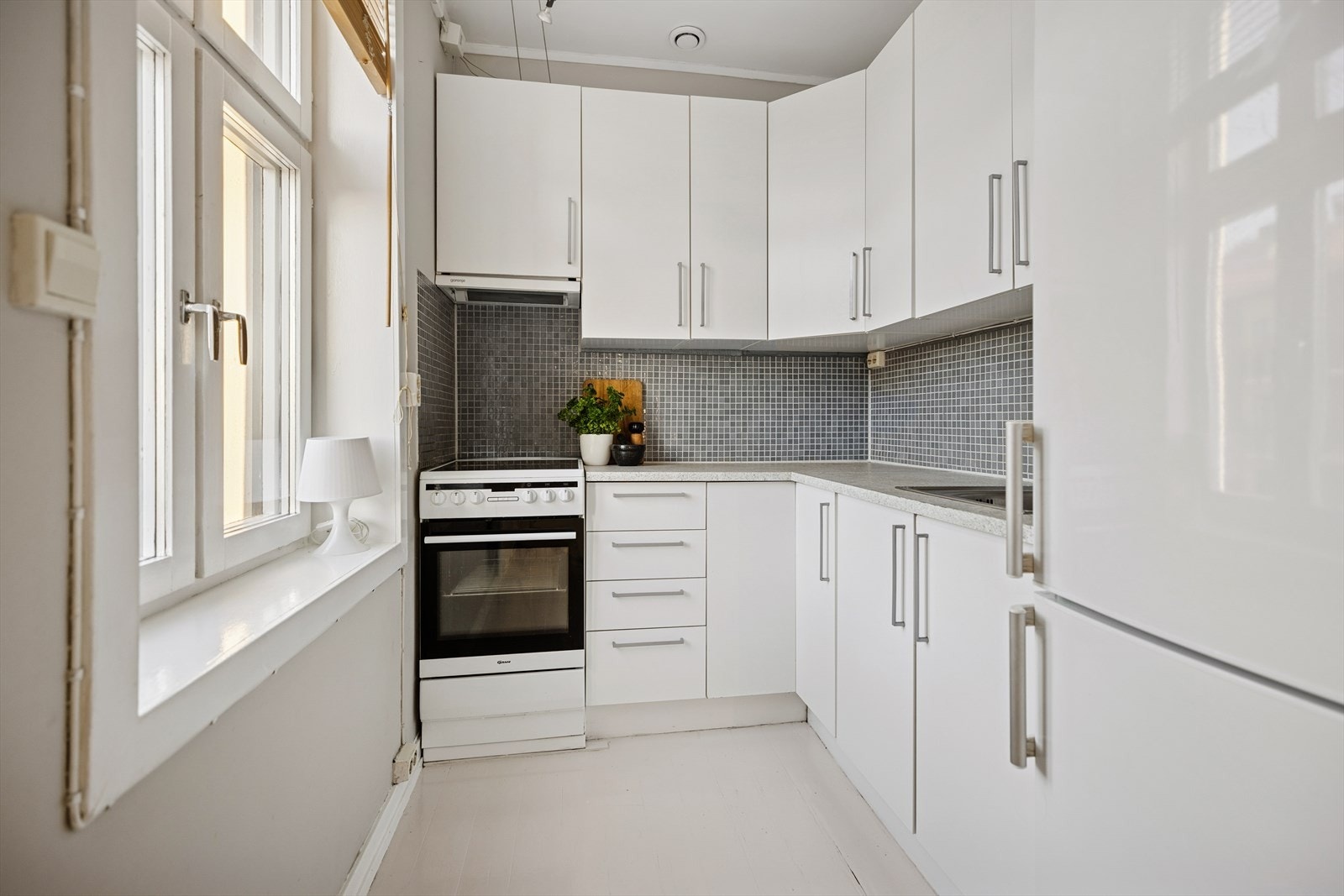 Her er det godt med oppbevaringsmuligheter i skuffer og skap. Alle hvitevarer medfølger boligen Galleribilde