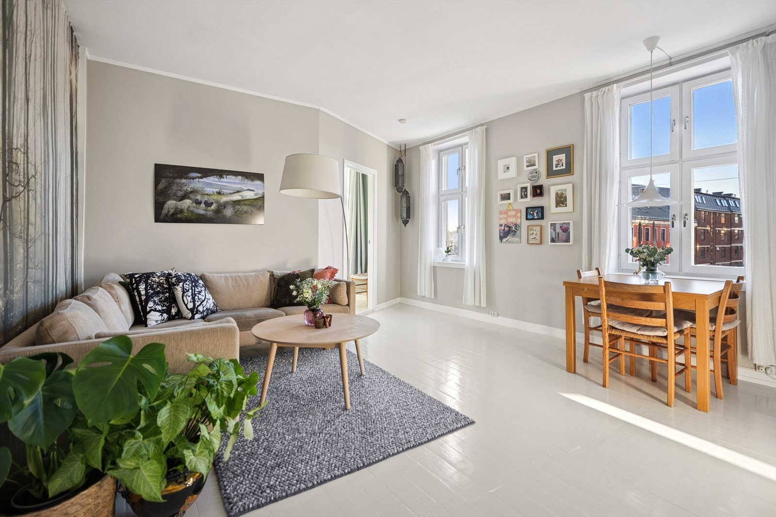 Klassisk leilighet fra 1896 med nyere bad og klassiske detaljer Galleribilde