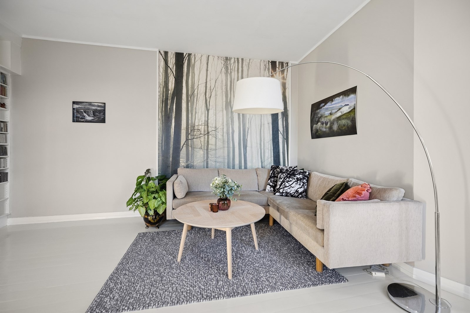 Det originale tregulvet som nylig er malt harmonerer godt mot de malte veggene. Galleribilde