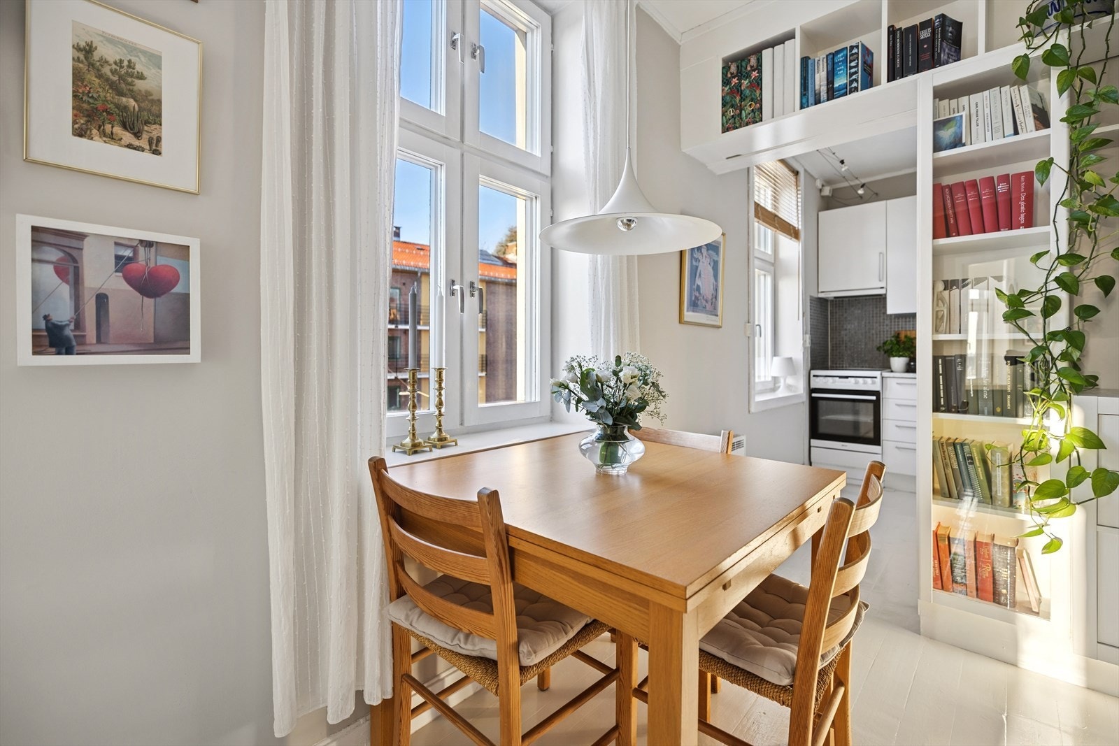 Kjøkkenet er tilbaketrukket fra stuen Galleribilde