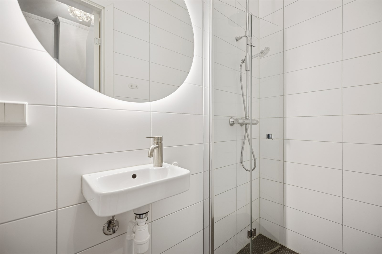 Baderommet er godt utnyttet. Toalettet er separat fra baderommet på andre siden av gangen. Galleribilde