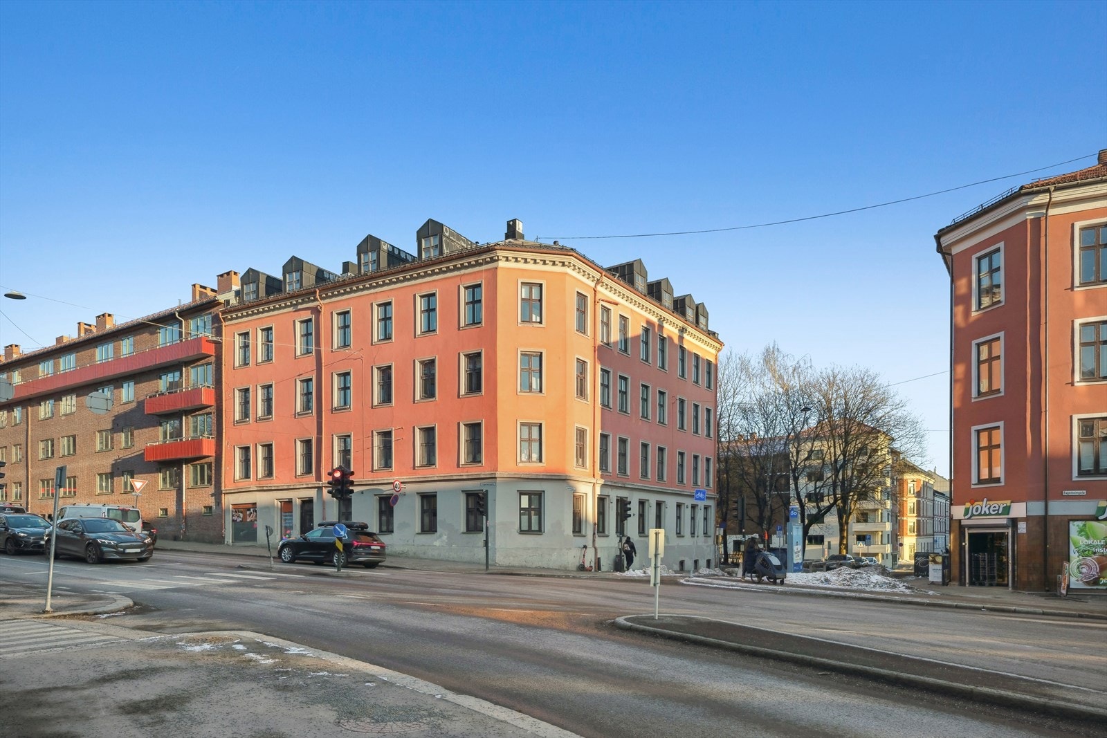 Attraktiv og skjermet beliggenhet med godt kollektivtilbud. Leiligheten er beliggende på hjørne i blokkens 4 etasje Galleribilde