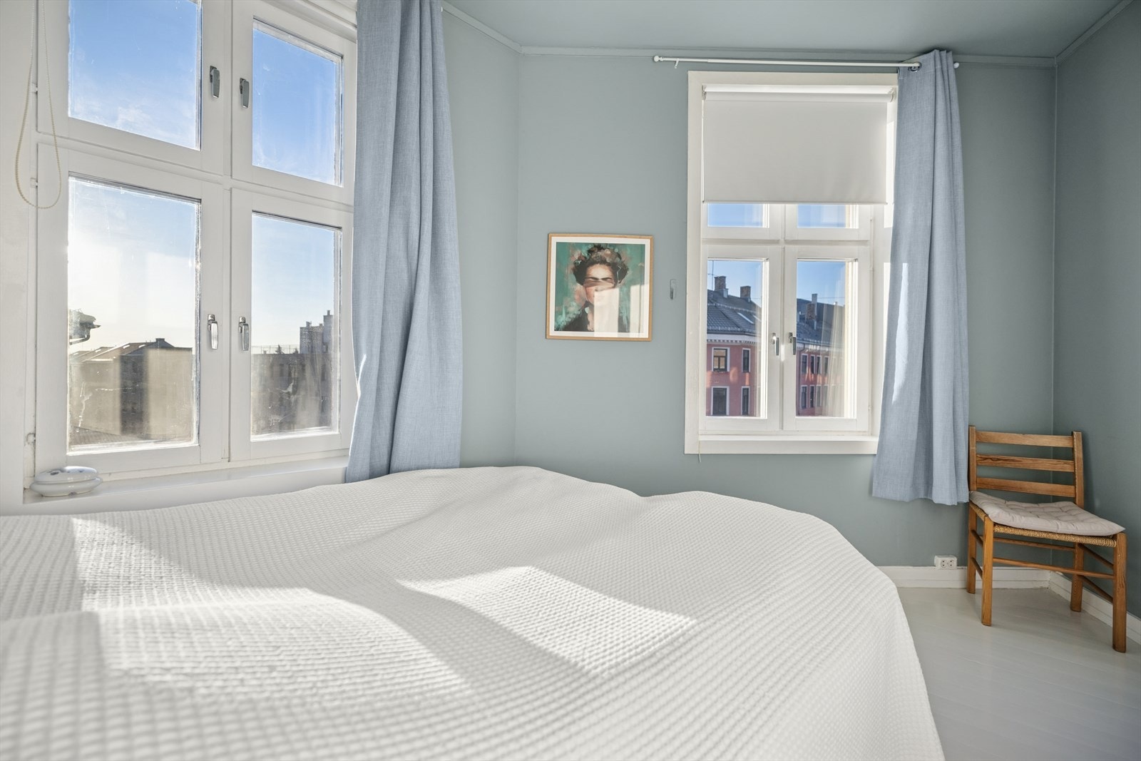 På soverommet er det også store vindusflater som slipper inn rikelig med naturlig lys. Galleribilde