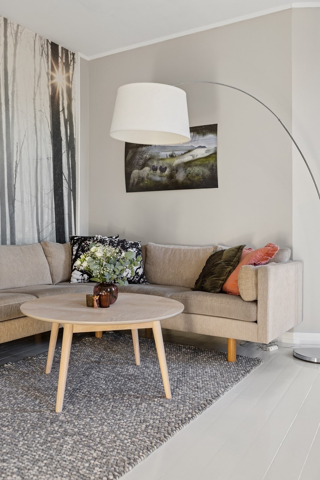 Stuen er selve hjerte av leiligheten og har god plass til sitte- og spisegruppe. Galleribilde