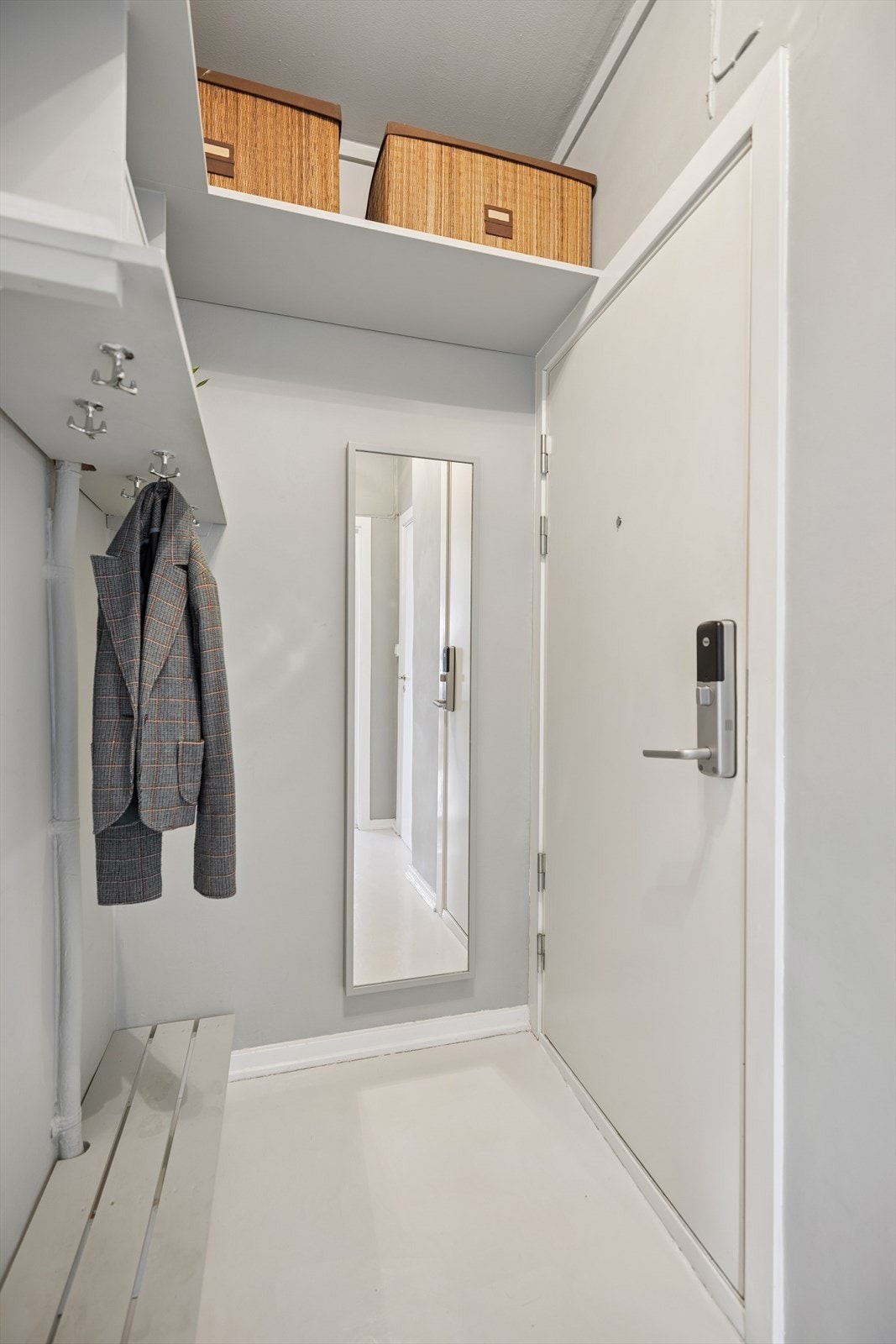 Velkommen inn! Praktisk entré med plassbygget opphengplass for yttertøy. Galleribilde