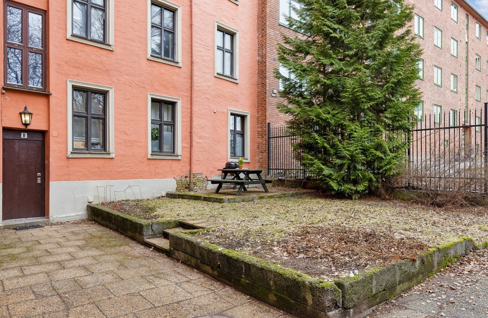 Sameiet disponerer en koselig bakgård med sitteplasser og grillmuligheter. Galleribilde