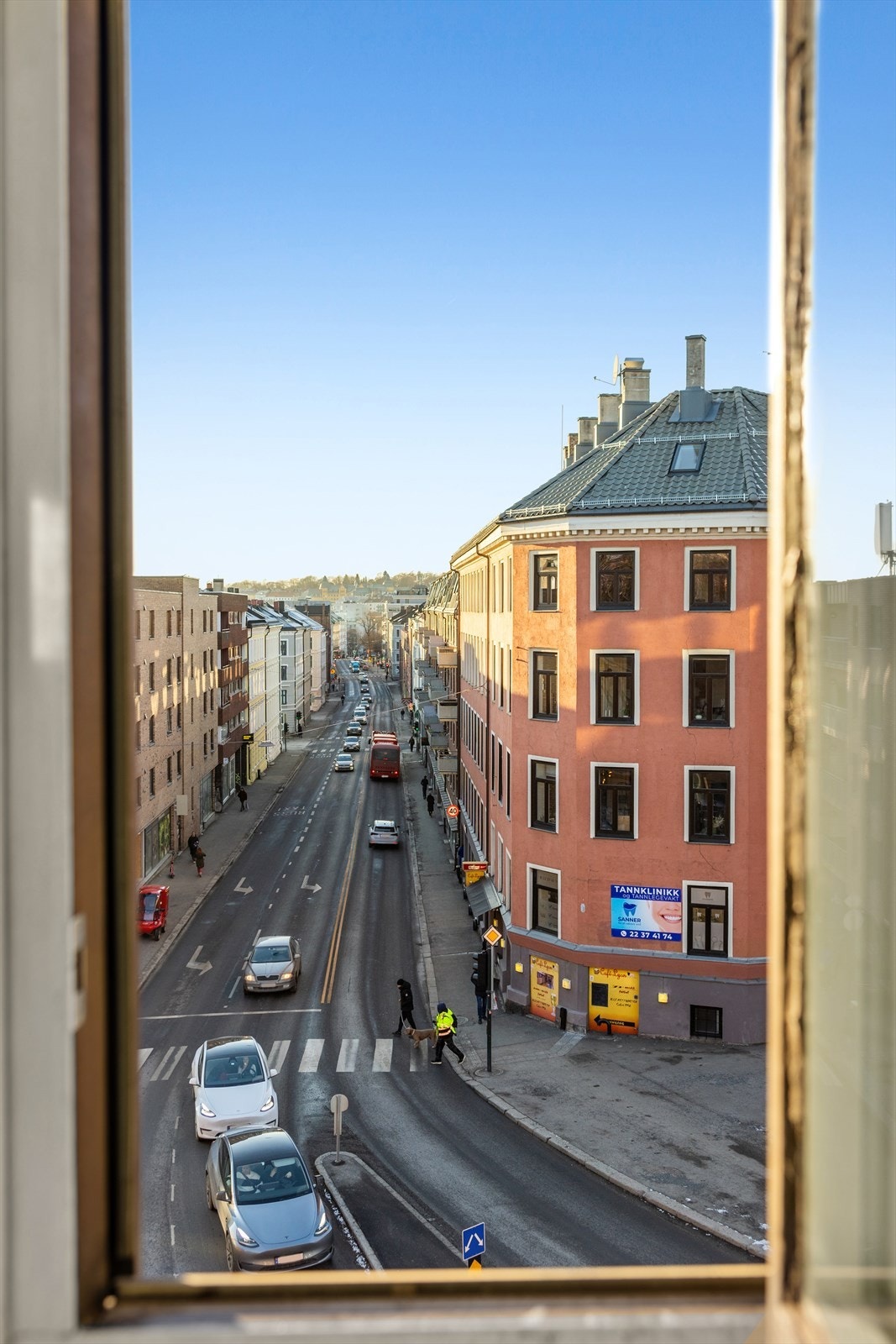 Fra soverommet er det flott utsikt mot Sannergata. Man merker lite til at man er midt i sentrum når vinduer er lukket. Galleribilde
