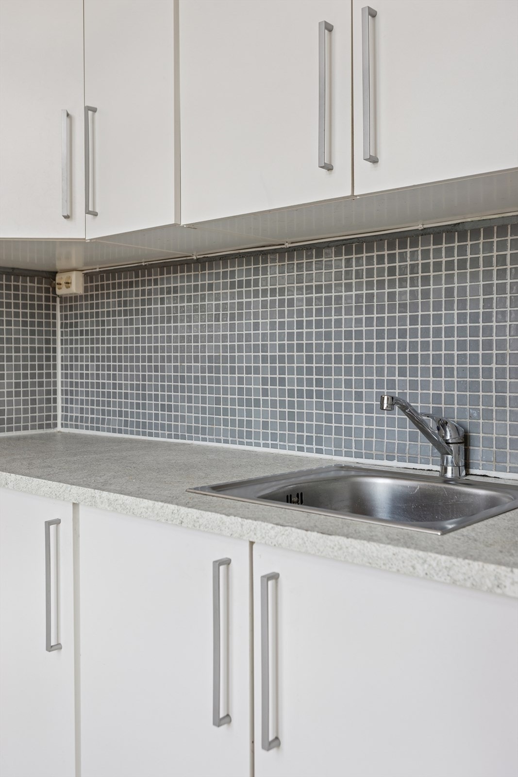 Fine mosaikkfliser på vegg over kjøkkenbenk. Galleribilde