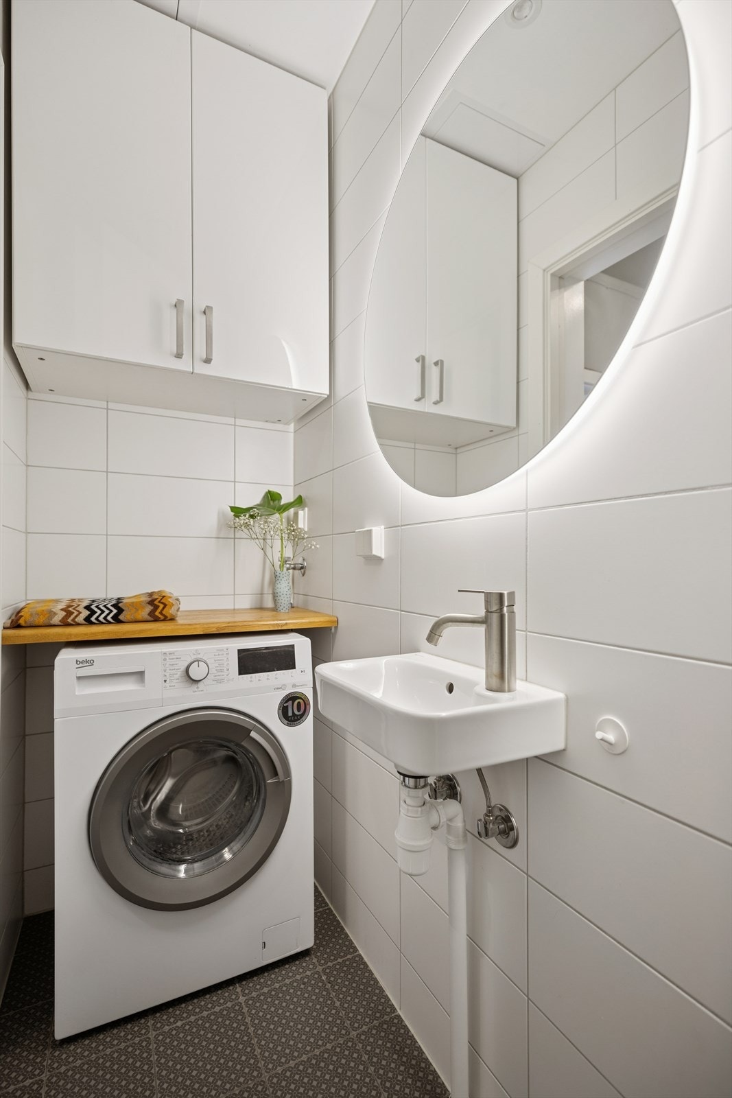 Badet er utstyrt med servant, dusjvegg, regndusj og hånddusj. Det er også opplegg for vaskemaskin. Galleribilde